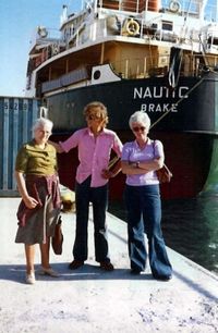 Mutter, Oma und ich vor der Nautic in La Valetta